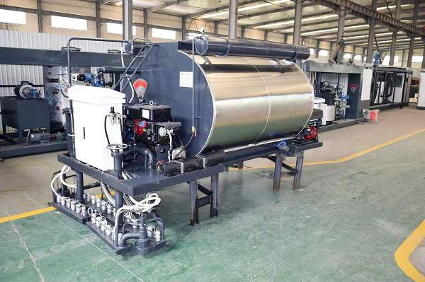 Mongolia 4m3 asphalt spreader truck_2